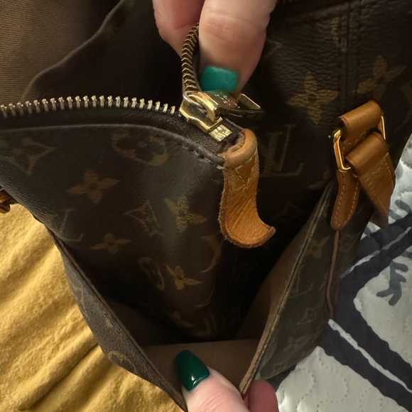 Authentic Louis Vuitton Totally MM. - Picture 12 of 16